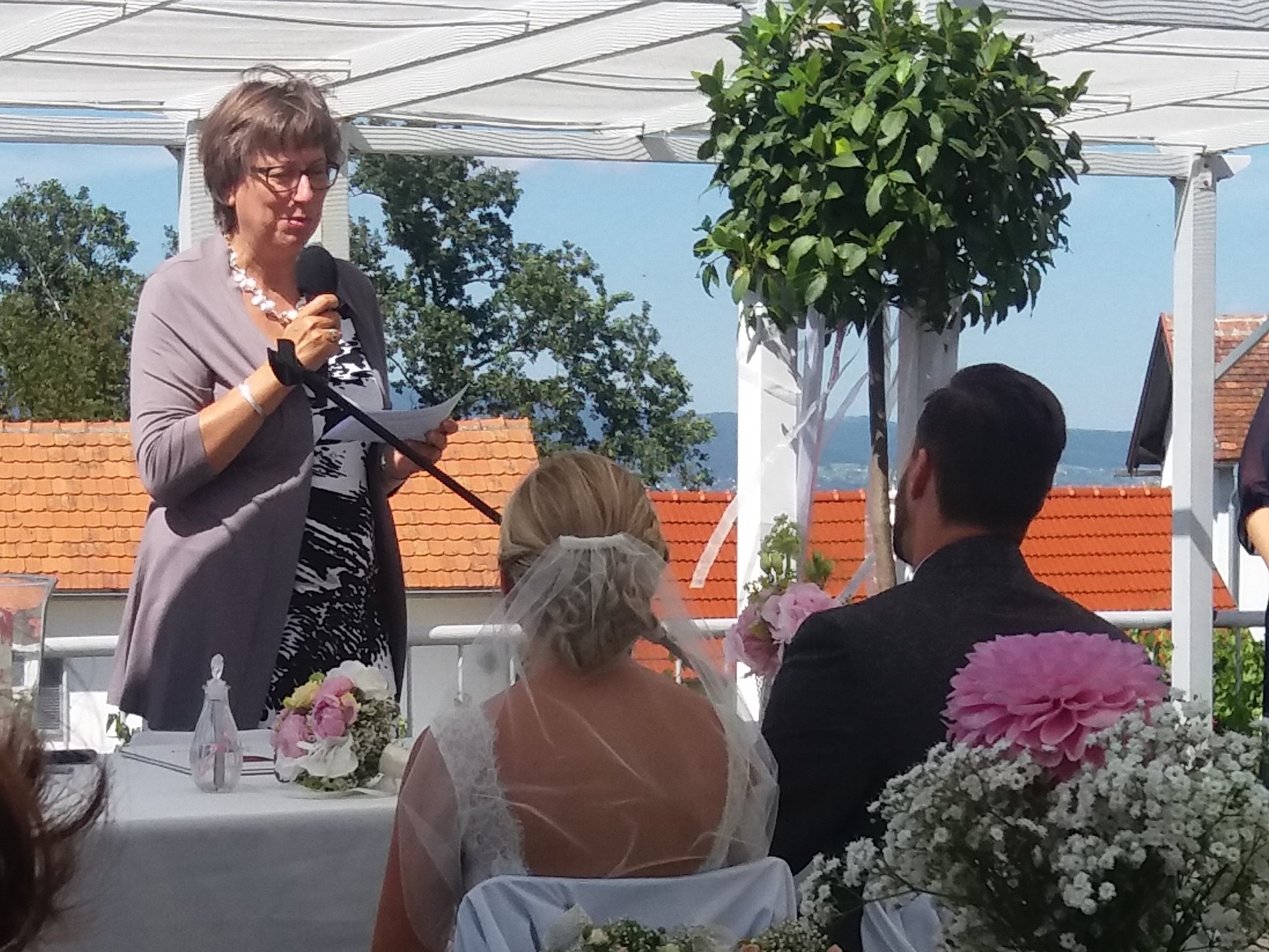 Brautpaar Stefanie und Patrick auf Terrasse, © Hochzeitsrednerin Andrea Mayerhofer